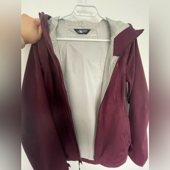 North face shell jacket in maroon color - Picture 4 of 8